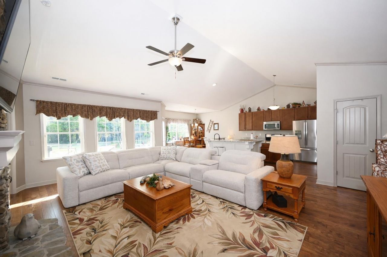 332 Moulton Dr. Photo 7