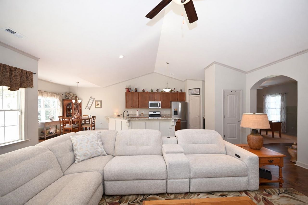 332 Moulton Dr. Photo 8