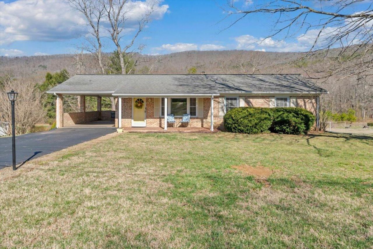 1846 Pineview Dr, Glasgow, VA 24555 Main Photo