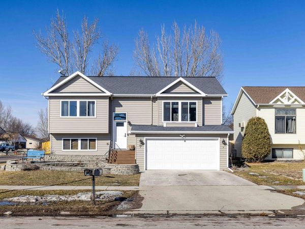 1625 35th Avenue S, Fargo, ND 58104