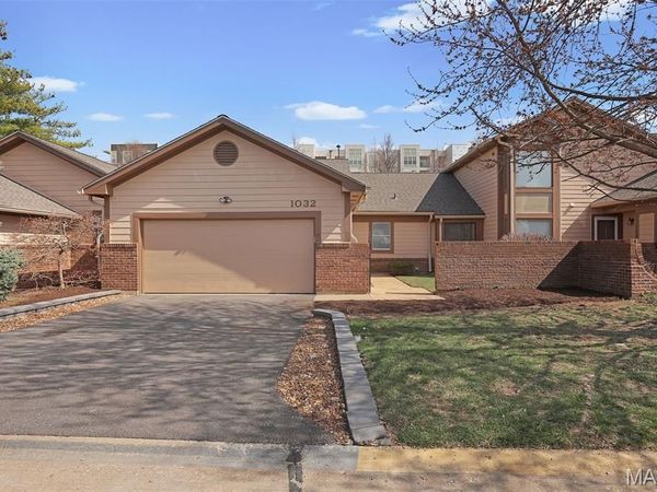 1032 King Henry Court , Creve Coeur, MO 63146