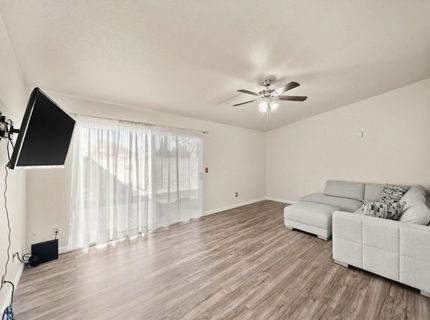 7579 Sunmore Ln, Sacramento, CA 95828 Photo