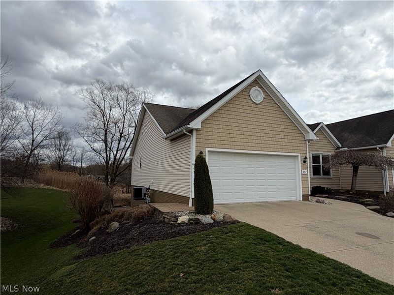 957 Edgewater Circle, Kent, OH 44240 Photo 3