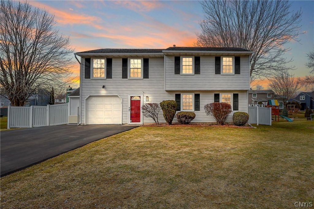 8511 Grandview Drive, Cicero, NY 13039 Main Photo