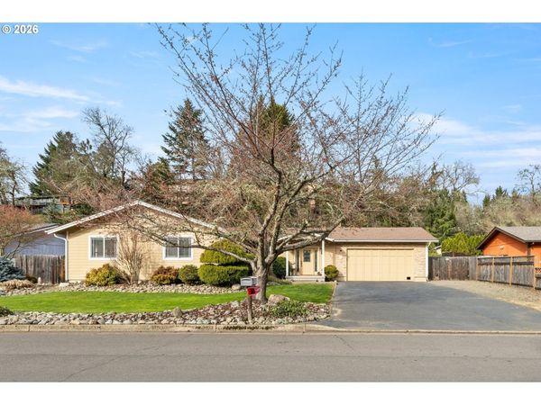 137 N RIVER DR, Roseburg, OR 97470