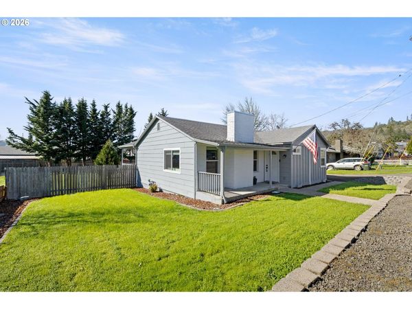 158 NE GARRECHT ST, Roseburg, OR 97470