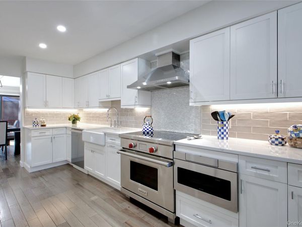 40 Cricket Club Drive , Roslyn, NY 11576