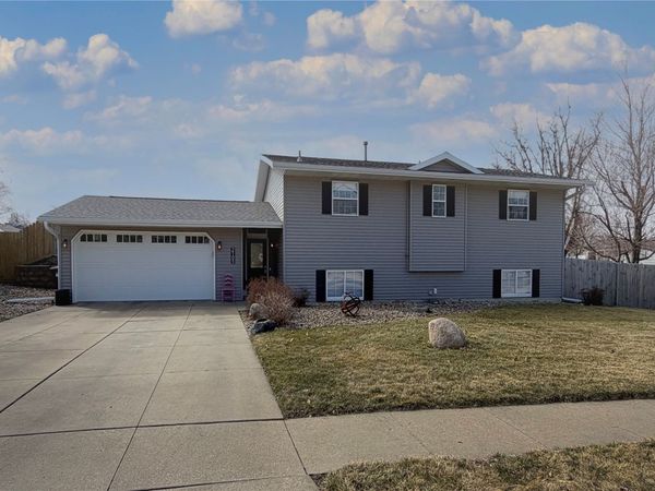 2105 First Avenue , Marion, IA 52302