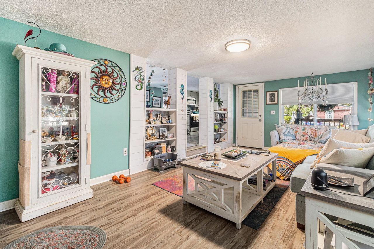 1 Top Sail Lln. Photo 6