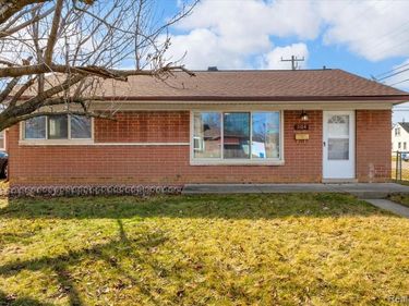 1104 E Barrett Avenue, Madison Heights, MI 48071