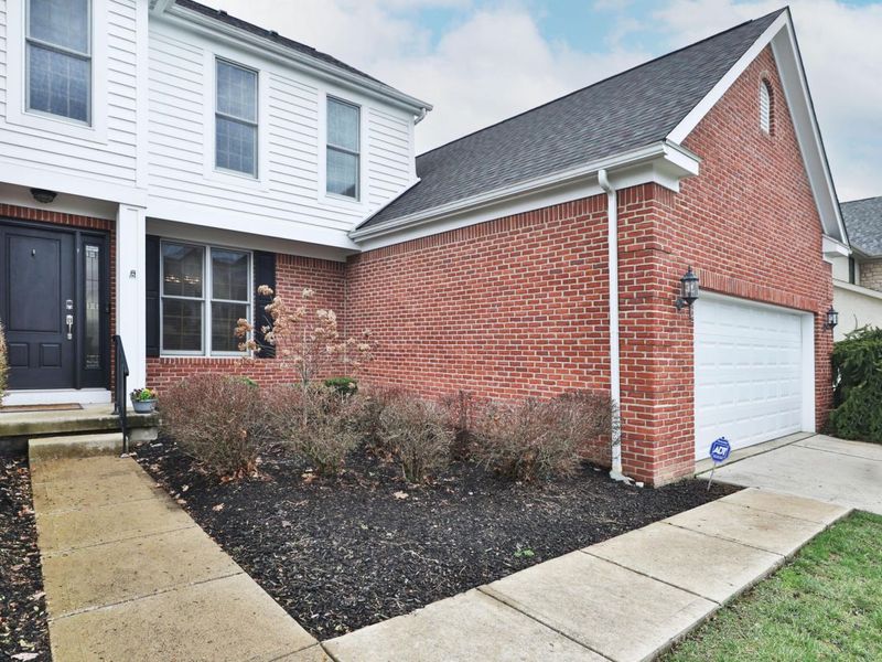 3827 Rockpointe Drive, Columbus, OH 43221 Photo 2