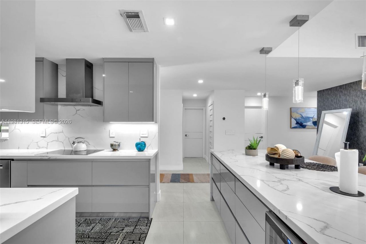 19951 NE 10th Place Way, Miami, FL 33179 Photo