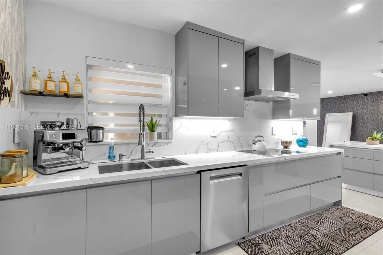 19951 NE 10th Place Way, Miami, FL 33179 Photo