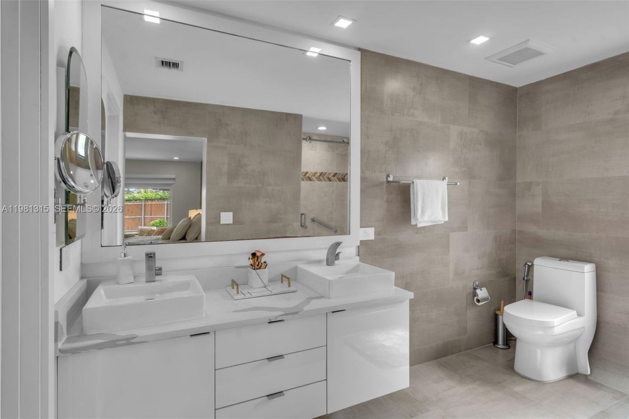 19951 NE 10th Place Way, Miami, FL 33179 Photo