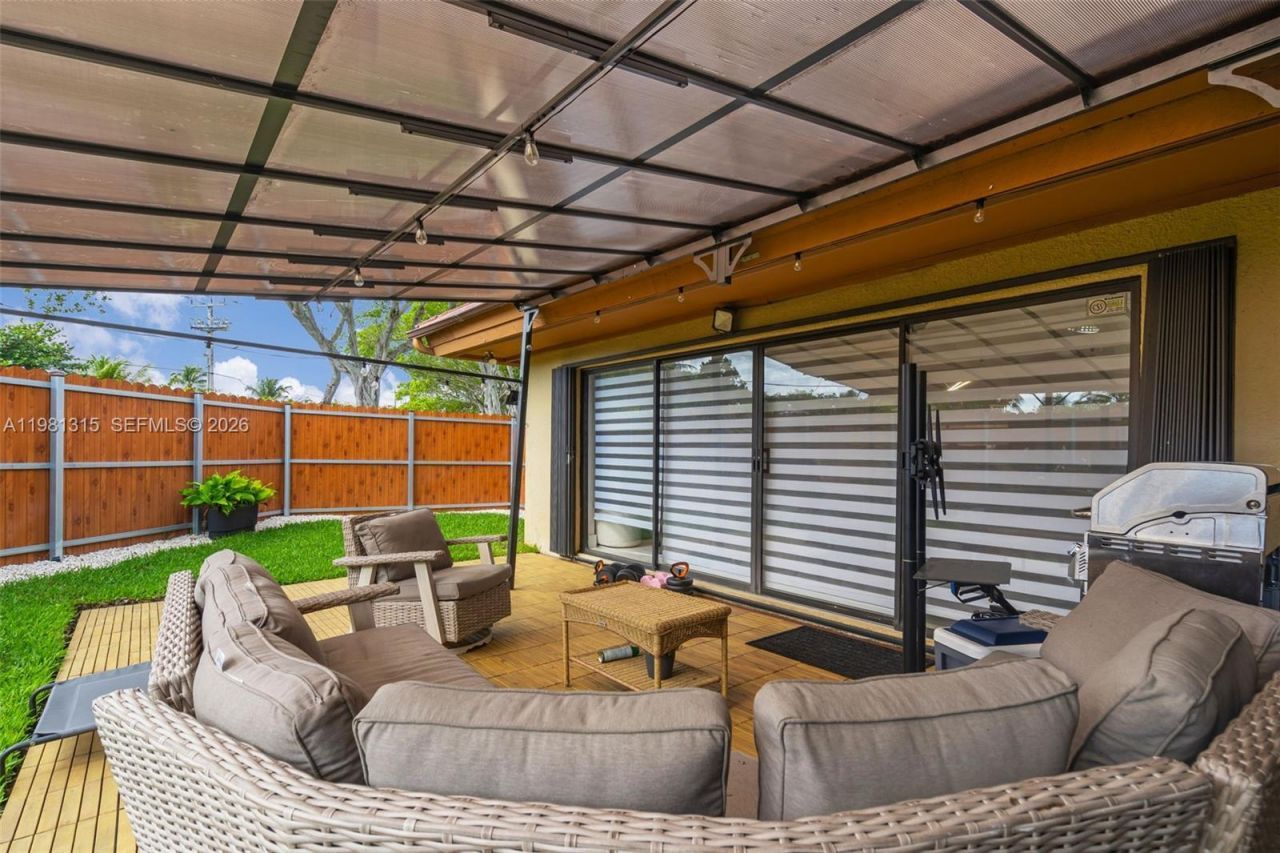 19951 NE 10th Place Way, Miami, FL 33179 Photo