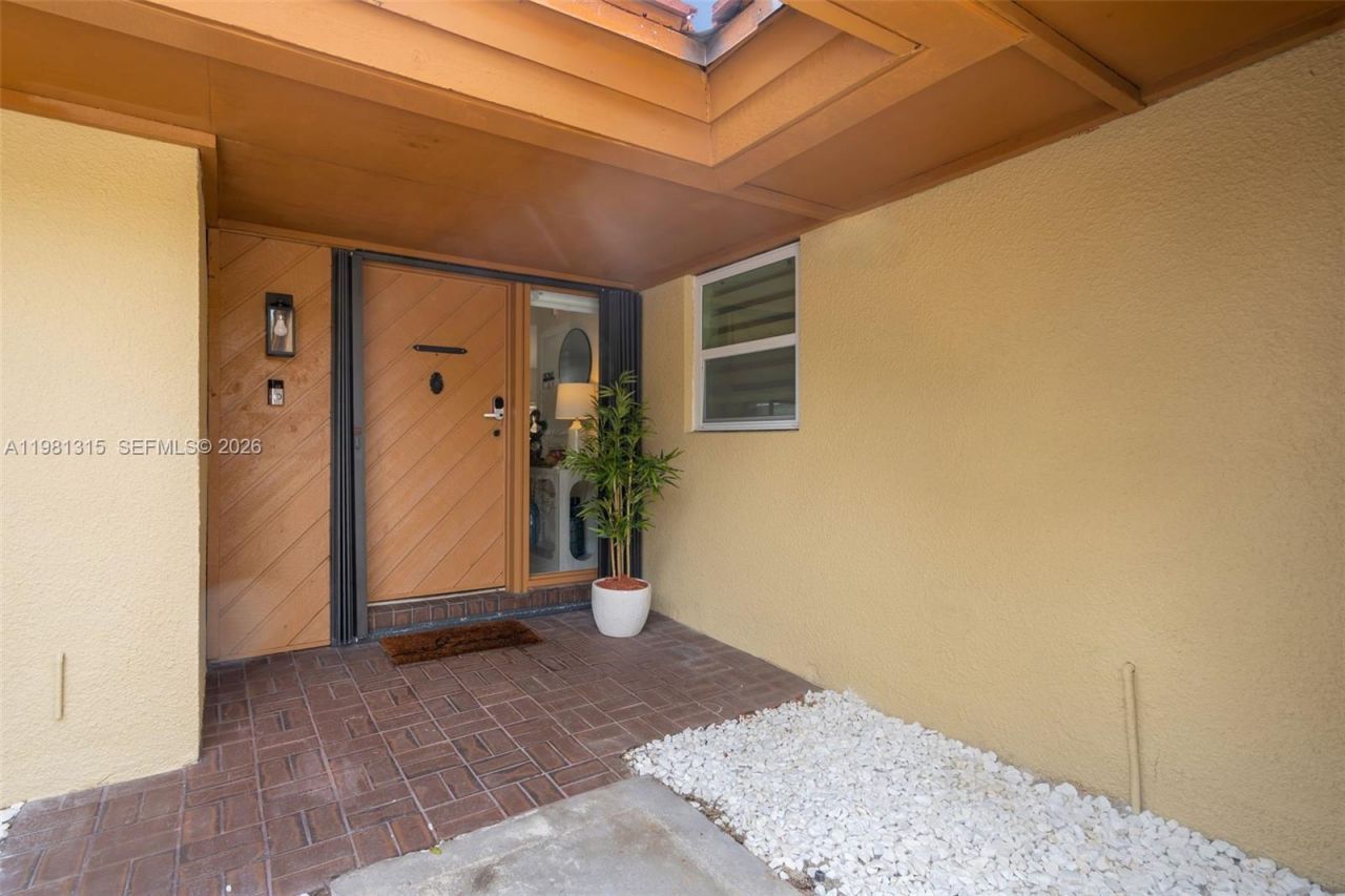 19951 NE 10th Place Way, Miami, FL 33179 Photo