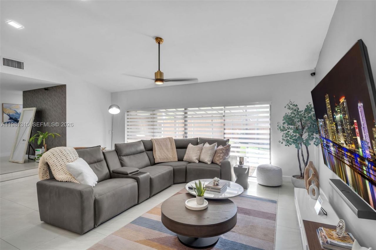 19951 NE 10th Place Way, Miami, FL 33179 Photo