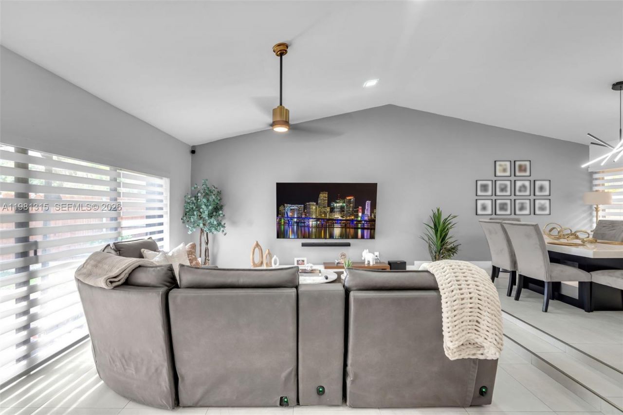 19951 NE 10th Place Way , Miami, FL 33179 Photo