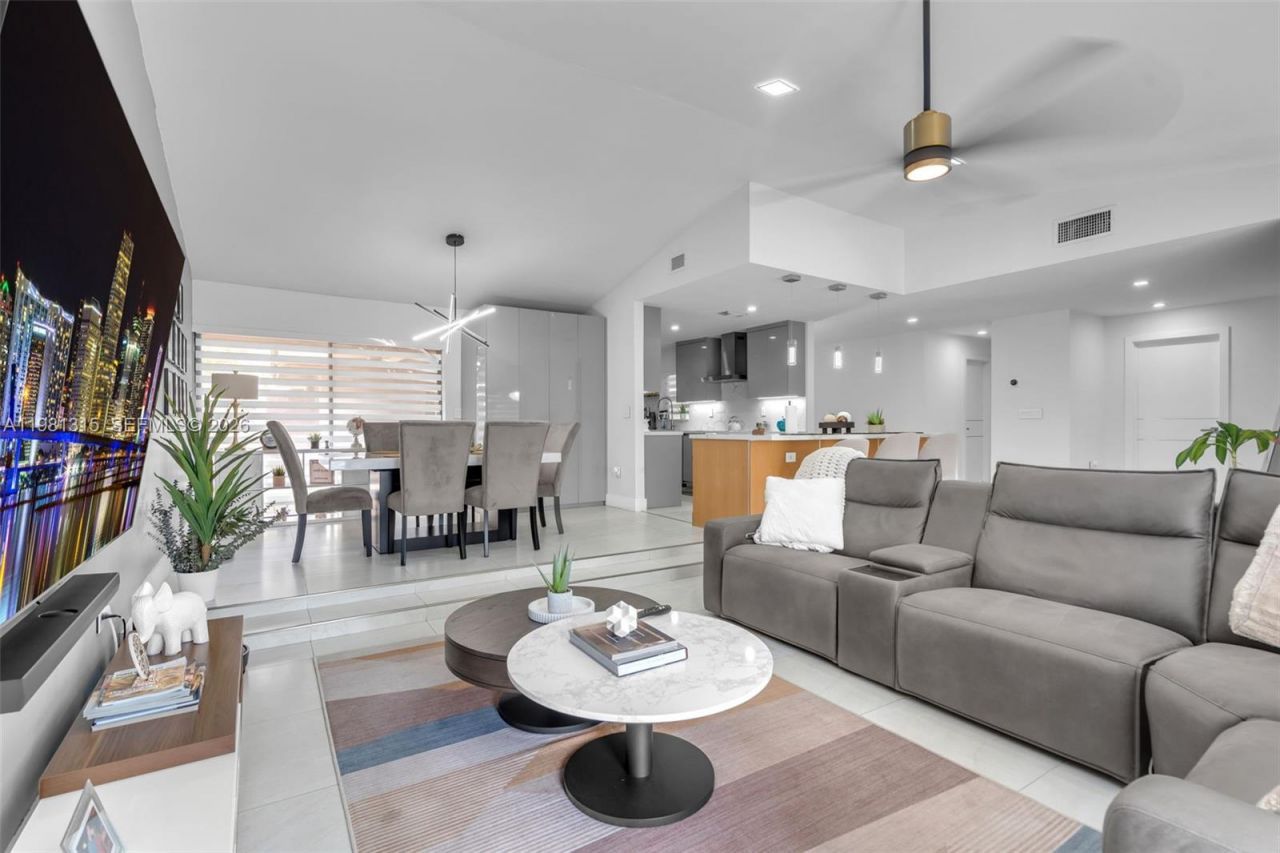 19951 NE 10th Place Way, Miami, FL 33179 Photo