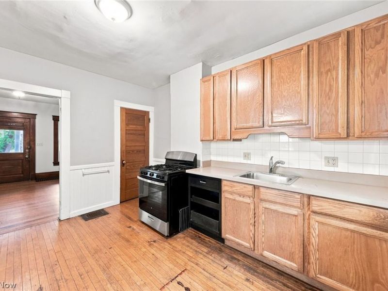 1303 Castle Avenue, Cleveland, OH 44113 Photo 6