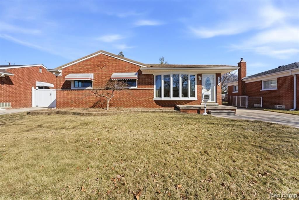 3345 Maidstone Street, Trenton, MI 48183 Main Photo