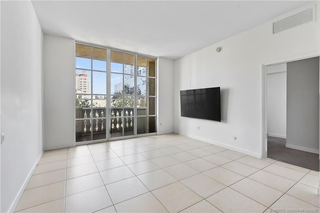 410 Evernia Street, Unit 202, West Palm Beach, FL 33401 Photo