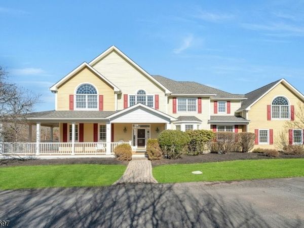 11 Dogwood Dr, Readington, NJ 08889