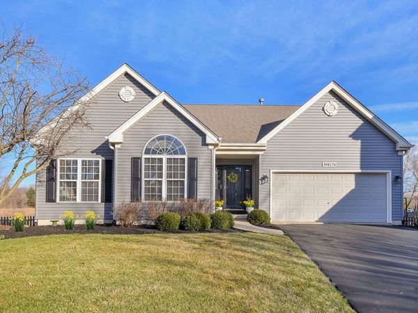 39W578 Newton Square , Geneva, IL 60134