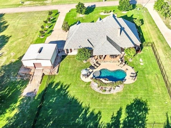 1387 Shadow Lakes Drive, Wills Point, TX 75169