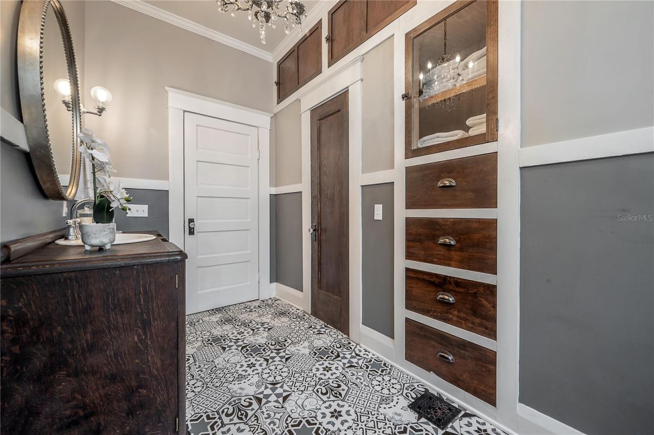 5608 N Seminole Avenue, Tampa, FL 33604 Photo