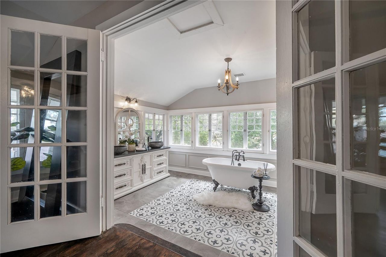 5608 N Seminole Avenue, Tampa, FL 33604 Photo