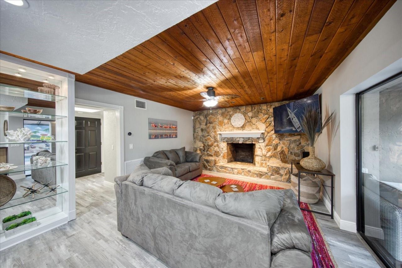 13703 Oak Forest Boulevard N, Seminole, FL 33776 Photo