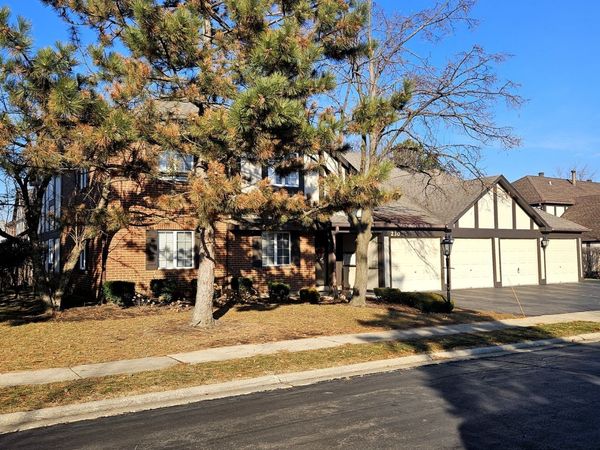 230 Windsor Lane, Unit A, Willowbrook, IL 60527