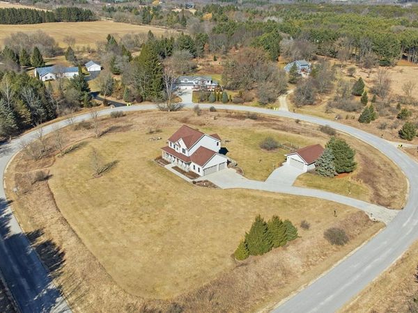 2080 St Patricks CIRCLE, Hartford, WI 53027