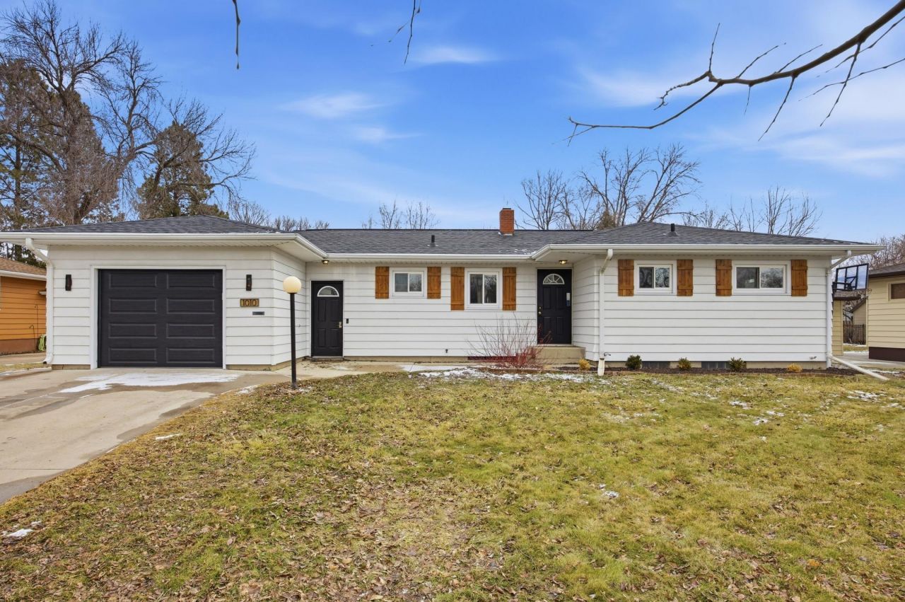 1010 River Drive, Moorhead, MN 56560 Main Photo