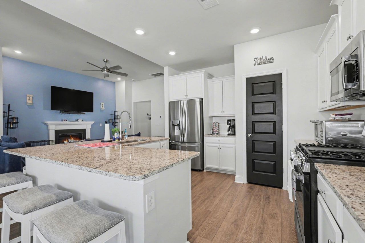 746 Harrison Mill St. Photo 17