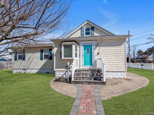 117 Avenue B , West Babylon, NY 11704