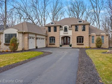 6060 Pinemont Drive, Hamburg Twp, MI 48116