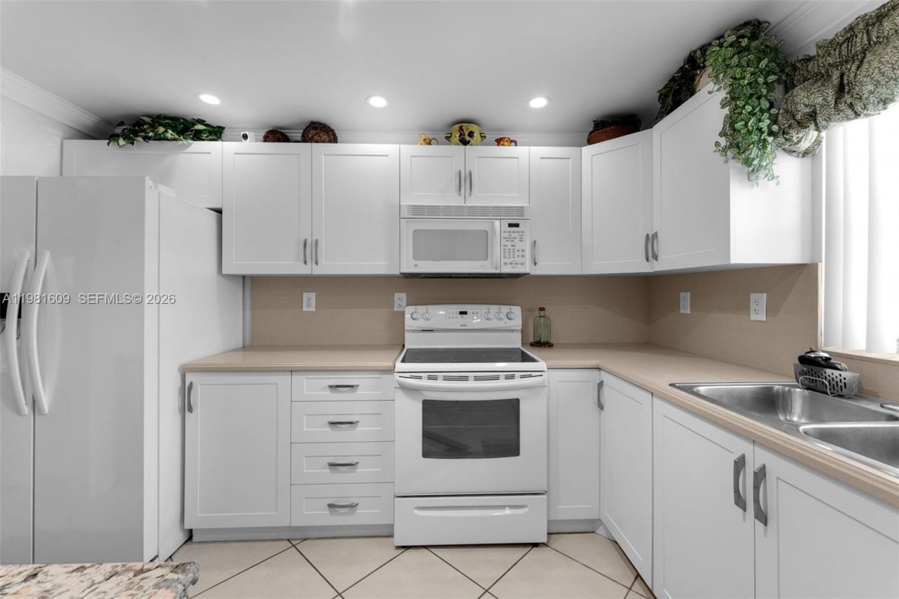 9110 SW 203rd Ter, Cutler Bay, FL 33189 Photo