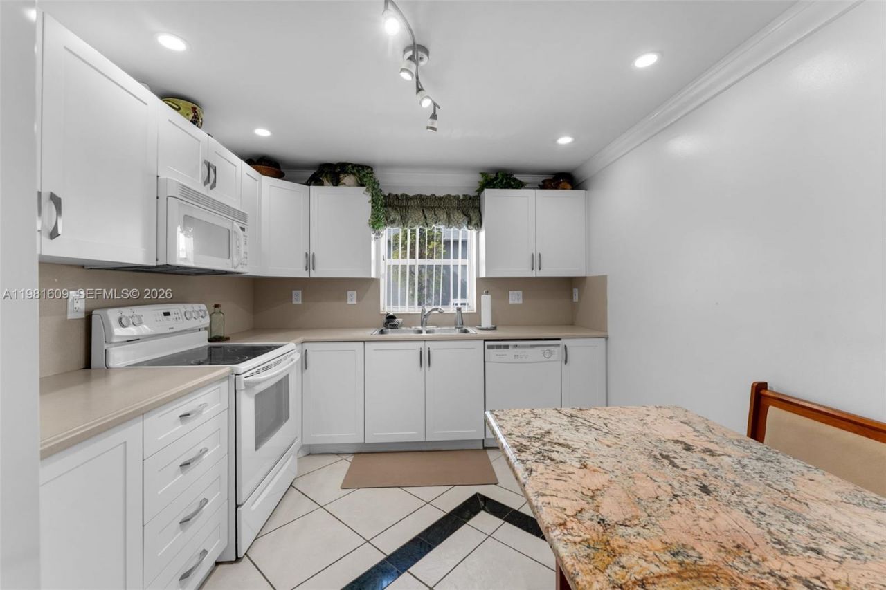 9110 SW 203rd Ter, Cutler Bay, FL 33189 Photo