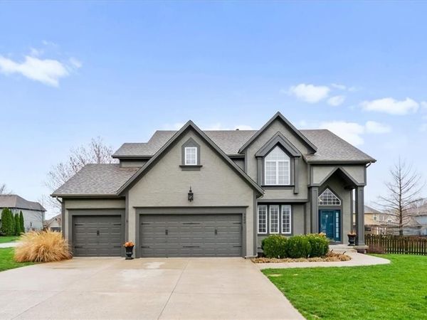 5800 NE SAPPHIRE Circle, Lee's Summit, MO 64064