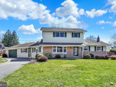 3242 ELMAE DRIVE , LANCASTER, PA 17601