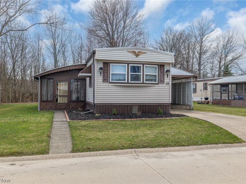 19 Sycamore Drive, Olmsted Township, OH 44138 Photo 2