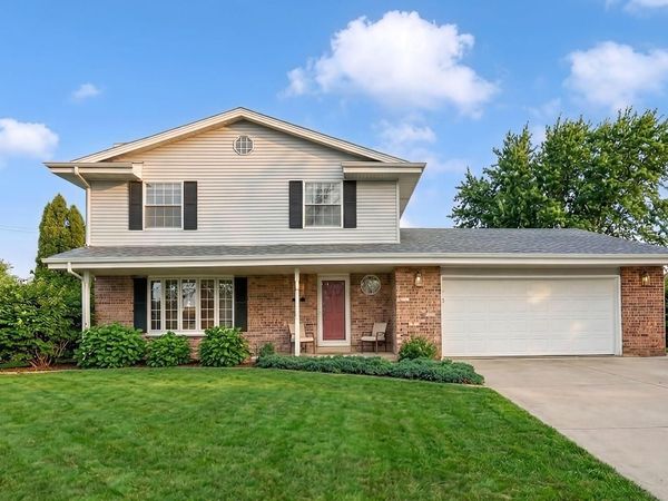 8465 S Heritage COURT, Oak Creek, WI 53154