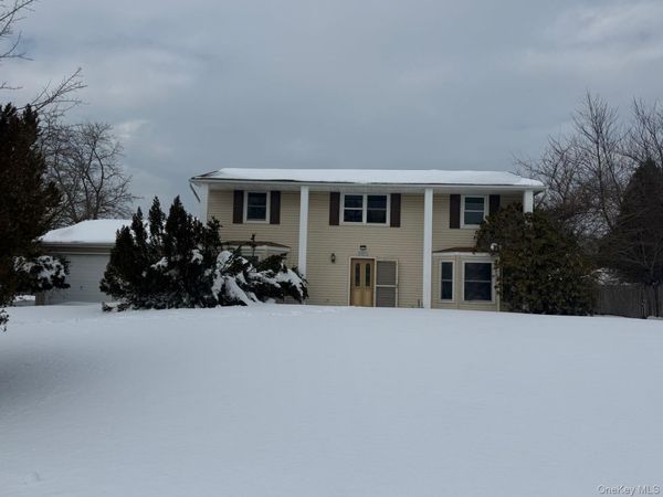 5 Bernice Court , Coram, NY 11727