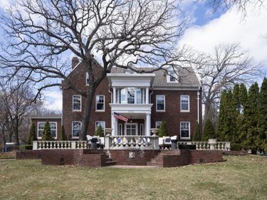 2774 W Lake Of The Isles Parkway, Minneapolis, MN 55416