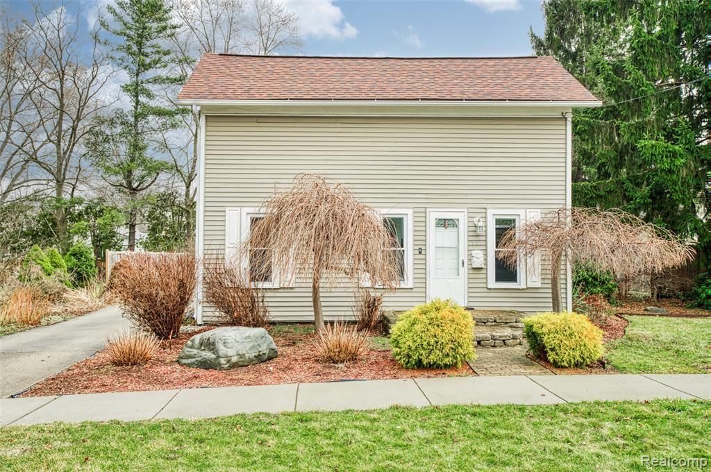 407 S Cedar Street, Williamston, MI 48895 Main Photo