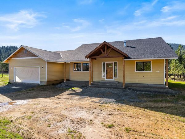 587 E Forks Circle, Cave Junction, OR 97523