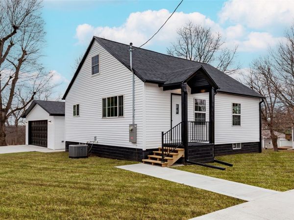 300 N Vine Street, Hartford, IA 50118