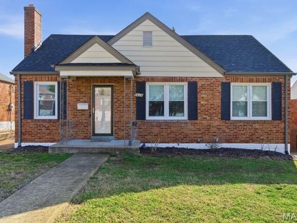 8628 Charlton Lane, St Louis, MO 63123